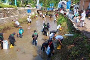 Dinas LH Bareng BRI Bersihkan Sungai Surakatiga